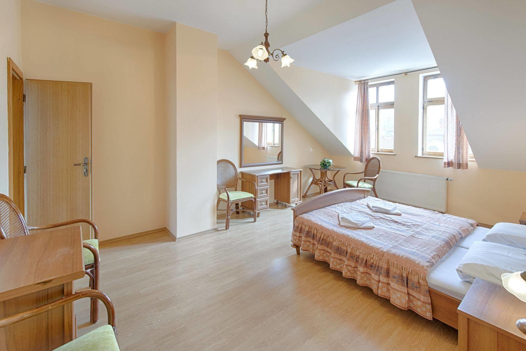 Hotel Derby Karlowe Wary Zewnętrze zdjęcie